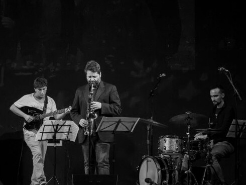 "The Glamour Tapes" è una rilettura interamente analogica di "The Glamour Action"