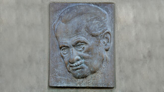 Ritratto di Martin Heidegger del 1978, targa commemorativa, casa Heidegger