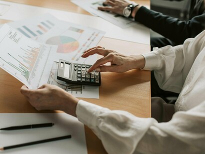 Mais recentemente, Penman (2023) propôs a abordagem integrada de lucro e fluxo de caixa, argumentando que “ignorar o lucro contábil é jogar fora informações úteis sobre sustentabilidade do caixa” (p. 204). Ele demonstra empiricamente que combinações de earnings quality e cash flow predictability melhoram significativamente a acurácia de previsões