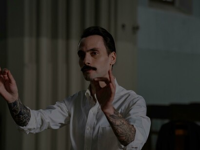 Maestro guia a orquestra