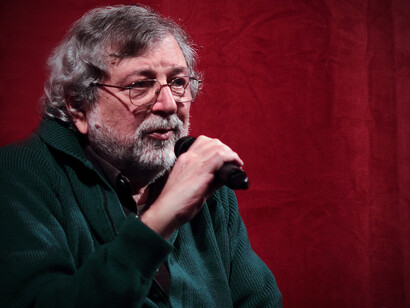 Hoy me han dado una mala noticia, el cantautor Francesco Guccini murió a los 86 años y ahora estoy aquí, en su ciudad natal, un poco más solo. Francesco Guccini