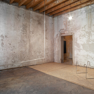 Tobias Hoffknecht, Fete champetre, 2014, catena e alluminio, Untitled, 2014, acciaio, 60 x 80 x 90 cm