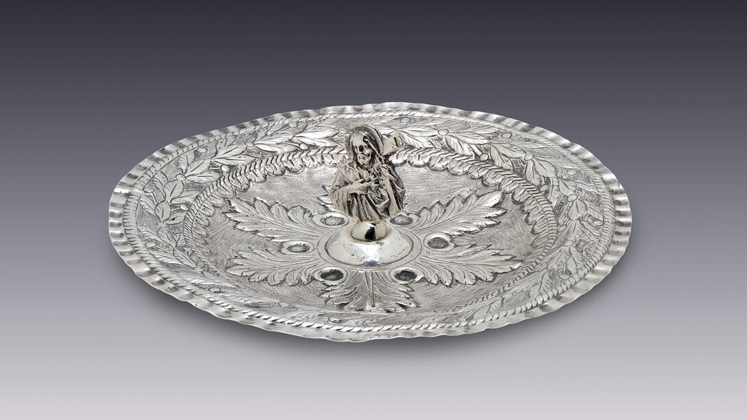 Plato limosnero, colección de platería novohispana del Museo Amparo, Puebla, México