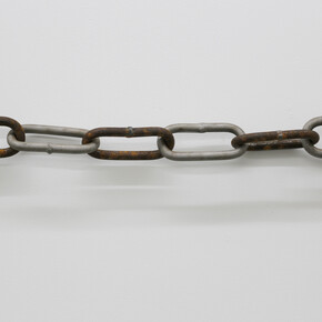 Stéphanie Saadé, "Opposite Chain", 2014, fer, acier inoxydable, éd 1/3 + 2 ea, 250 x 5 cm, courtesy of galerie anne barrault