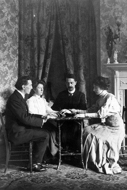 William S. Marriott demuestra cómo funciona una sesión de espiritismo