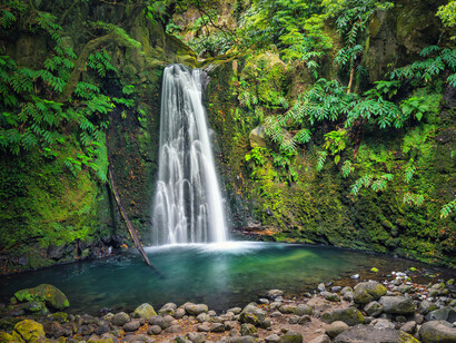 Paisaje con cascada: todo surge como un río inundado que brota adentro, y se expande como un vasto océano hacia afuera, en cada punto del espacio y el tiempo