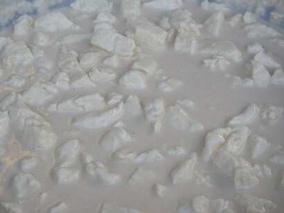 La tradizione pugliese prevede che le forme di caciocavallo siano appese in coppie su un bastone per la stagionatura, da cui deriva il nome del formaggio