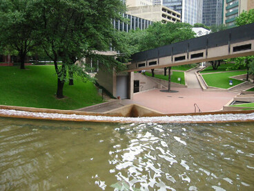 Como herramienta simbólica, se puede restaurar el amor con un gesto sencillo de reconocer al excluido, otorgándole su lugar con una mirada consciente. Plaza de Acción de Gracias, centro de Dallas, Texas