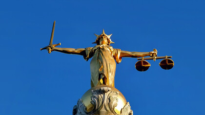Estatua de la Señora de la Justicia en el Tribunal Penal Central de Inglaterra y Gales