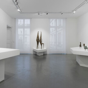 Lynn Chadwick, Hypercycle, chapter I, scalene (1947–1962), exhibition view. Courtesy of Galerie Perrotin