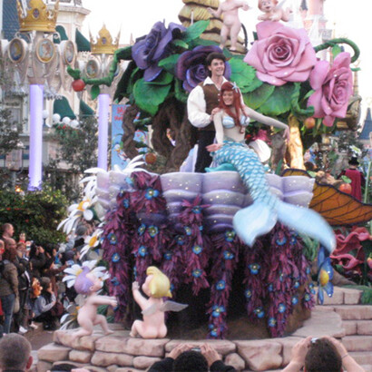 Personagens da Disney. Na Estação Ferroviária da Terra da Fantasia, vimos o Mickey a dar um tchauzinho para galera no final do dia