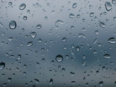 Matière première naturelle, l’eau ne peut être pensée que comme un élément, une base entrant dans la composition d’autres substances