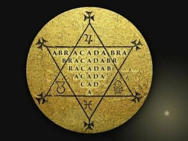 Um antigo diagrama com a palavra "Abracadabra" disposta em forma triangular remete à tradição esotérica associada ao poder das palavras. No artigo, o símbolo introduz a reflexão de que a linguagem, além de comunicar, também influencia a forma como pensamos, agimos e encaramos a realidade. O autor resgata o significado da expressão para defender que aquilo que dizemos pode moldar atitudes, expectativas e a maneira como vivemos. A imagem dialoga com um dos momentos centrais do artigo, quando o autor relaciona o poder da fala à construção do conhecimento, da esperança e da transformação pessoal