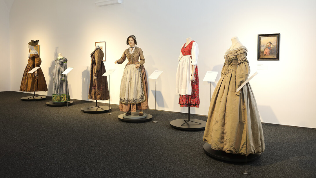 Die Ober­österreicherin. Dirndl. Kleid, ausstellungsansicht. Mit freundlicher genehmigung des Schlossmuseums Linz
