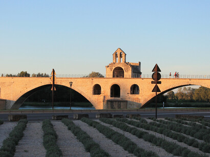 Ponte Saint Bénézet, Avignon, França. A Ponte Saint-Bénézet foi classificada como Patrimônio Mundial pela UNESCO em 1995