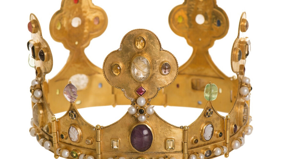 Diego Percossi Papi, Corona, Dieci elementi incernierati decorati con radici di rubino, topazi fumé, peridoti, tor-maline, zaffiri, agate, cammei, perle e fluoriti sulle cuspidi