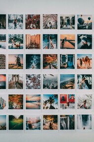 Mural de fotos em diferentes lugares do mundo. Para muitos brasileiros que buscam novas oportunidades fora de seu país, a saúde mental se torna uma questão crucial. Os desafios enfrentados no processo de migração são multifacetados, englobando a saudade, a adaptação cultural e a integração em um novo ambiente, todos fatores que podem impactar significativamente o bem-estar psicológico do migrante