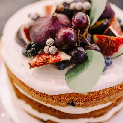 Naked Cake. A partir dos anos 2000, houve uma nova revolução, os bolos eram consideravelmente menores, porém, mais altos e apresentavam mais de uma camada de recheio