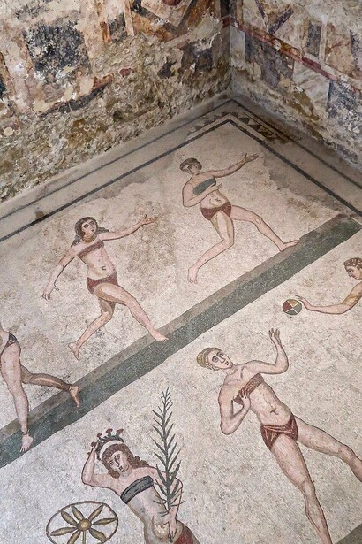 Mosaico del piso de la Coronación del Ganador en la Cámara de las Diez Doncellas, s.IV d.C,  Sala delle Dieci Ragazze,  Villa Romana del Casale, Piazza Armerina, Sicilia, Italia