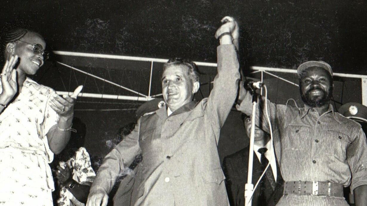 Graça Machel, Nicolae Ceauşescu e Samora Machel, em Maputo, 1979. Samoa Machel, foi um líder revolucionário de inspiração socialista, que liderou a Guerra da Independência de Moçambique e foi o primeiro presidente após a sua independência, de 1975 até à sua morte em 1986. Este Estado criou durante estes 50 anos de governação monstros invisíveis no interior de cada cidadão que aqui habita. Denota-se um estado de fúria e liberdade extrema nos cidadãos que estão nas manifestações, e estas eleições foram o grande rastilho que faltava para este povo tacar fogo em tudo, e trazer ao de cima a podridão do Estado e suas fragilidades técnicas e psicológicas
