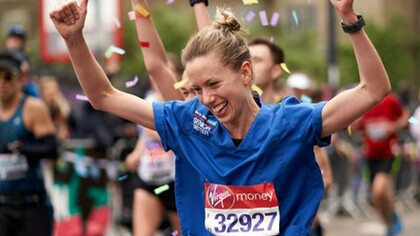 Jessica Anderson corrió el maratón de Londres con uniforme de enfermera