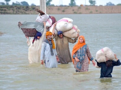 Pakistani people who survived the floods are living in unsanitary circumstances in transitory sanctuaries