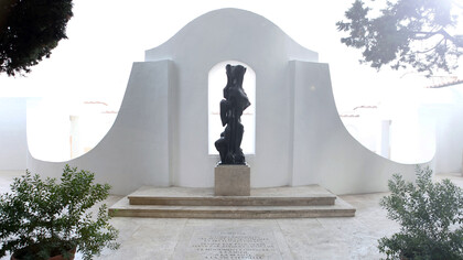Mausoleo Zwobada, l'esedra con 'La Coppia'