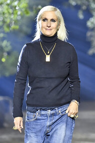 Maria Grazia Chiuri. À 57 ans, elle a débuté sa carrière comme créatrice de sacs à main pour la maison de couture Fendi, puis elle est devenue co-directrice de création de Valentino 