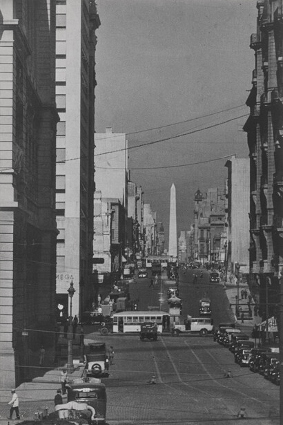 Horacio Coppola. Avenida Corrientes hacia el oeste (Avenida Corrientes towards the West). 1936. Gelatin silver print, 8 1/16 x 5 5/16″ (20.5 x 13.5 cm). Estate of Horacio Coppola, courtesy Galería Jorge Mara-La Ruche, Buenos Aires © 2015 Estate of Horacio Coppola
