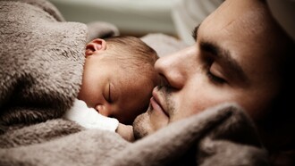 La idílica imagen esconde un hecho menos agradable: los bebés suponen menos horas de sueño para los padres