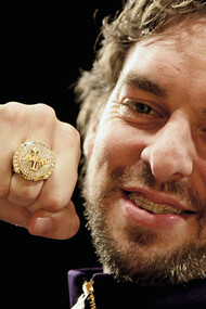 Gasol con su anillo de campeón de la NBA