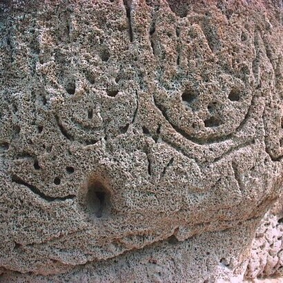 En el Parque Nacional Lago Enriquillo, en República Dominicana, se encuentran las cuevas precolombinas conocidas como "Las caritas de los indios", donde pueden verse diferentes petroglifos