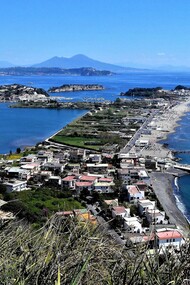 Bacoli, Lago Miseno, spiaggia di Miliscola e Capo Miseno, sullo sfondo il Vesuvio e il Golfo di Napoli. Ph. Giuseppe Guida