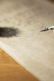 Lettera scritta a mano: "Per due giorni non la incontrai, poi la mattina del terzo giorno ricomparve e si vedeva che era felice. Mi raccontò la storia della sua lettera scritta a mano e imbucata con mano tremante e quanto grande fosse stata la sorpresa della sua amica nel riceverla ma anche di altro"