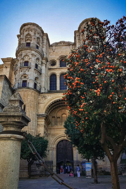 Visitantes ingressam na Catedral de la Encarnación de Málaga, Espanha