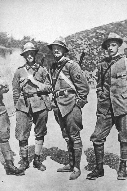 Il Tenente Italo Balbo nella prima guerra mondiale, Comandante del Reparto Arditi del Battaglione Pieve di Cadore, 7° Reggimento Alpini, ritratto a Dosso Casina, di ritorno da una pattuglia