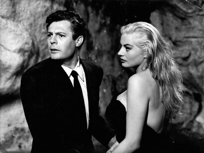 Marcello Mastroianni e Anita Ekberg in una scena de La Dolce Vita