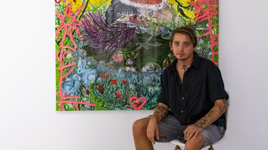 Vladimir Kartaskow vicino ad un suo dipinto