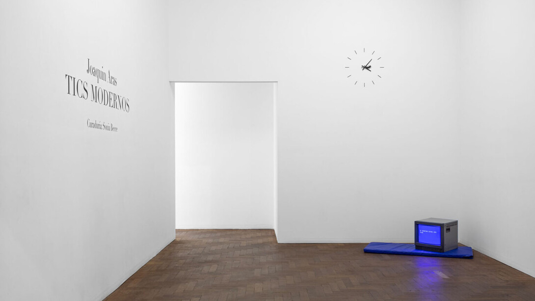 Joaquín Aras, Tics modernos, vista de exhibición. Cortesía de Piedras Galería 