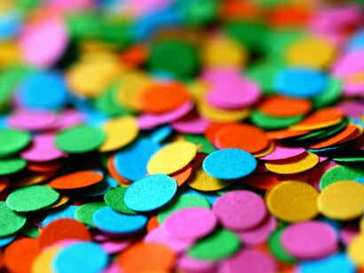 Com isso, Stuart Hall se preocupou em estudar a crise da identidade no final do século XX, apontando outros laços e lealdades culturais de identificação globais e novos reconhecimentos locais existentes no Estado-nação, desconstruindo a cultura nacional, a identidade e suas diferenças. Isto é, partindo da ideia do sujeito iluminista, do sujeito social e do sujeito pós-moderno