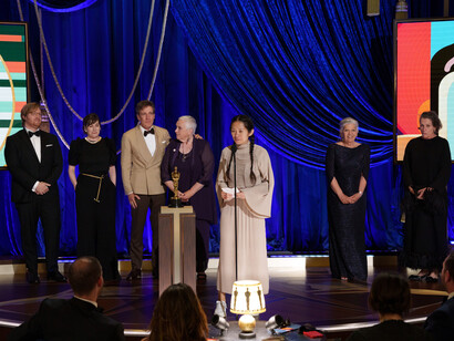 La directora de «Nomadland» Chloé Zhao junto al equipo de productores del film recoge el Óscar a mejor película en la ceremonia de la Academia de Hollywood. Foto: Todd Wawrychuk / AMPAS