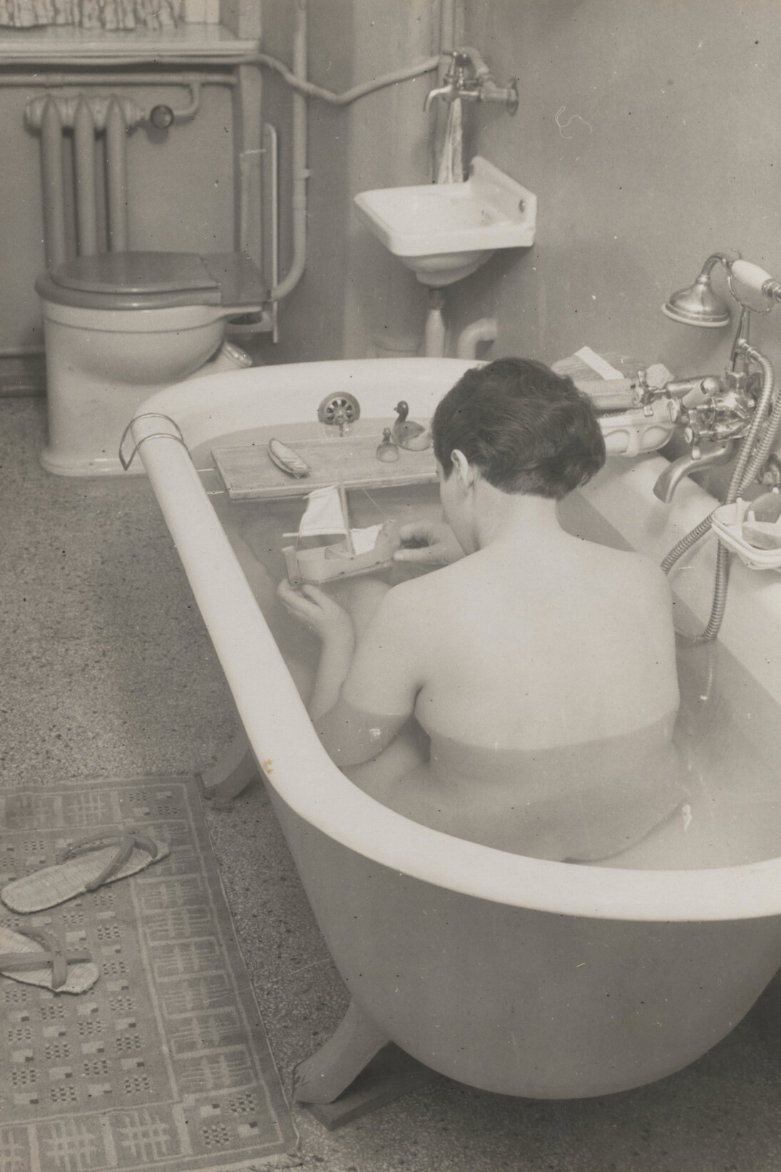 Ringl + Pit. Ringl in Tub. 1931. Gelatin silver print. 8 7/8 x 6 1/8″ (22.6 x 15.5 cm). Latin American and Caribbean Fund. © 2014 Galería Jorge Mara-La Ruche