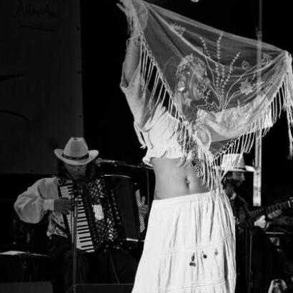 Santino Spinelli. Musica, canto e danza, sono tutto per noi rom, invadono ogni campo della vita, ogni istante della giornata, ogni emozione, ogni accadimento, sono profondamente radicati nella nostra cultura, anche perché sono le espressioni artistiche che soddisfano le esigenze della filosofia edonistica, praticata dalla popolazione romanì nel corso dei secoli, per via della loro immediatezza