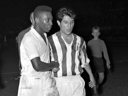 Os jogadores Pelé e Omar Sívori após uma partida do Torneo Italia em 1961