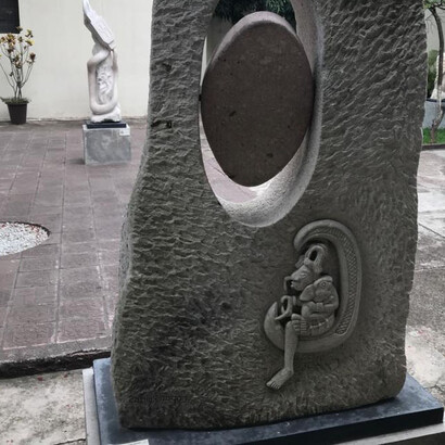 “Eclipse” (2017), de Marco Tulio Ramírez. Talla en piedra expuesta en la Galería Nacional de Arte de Honduras