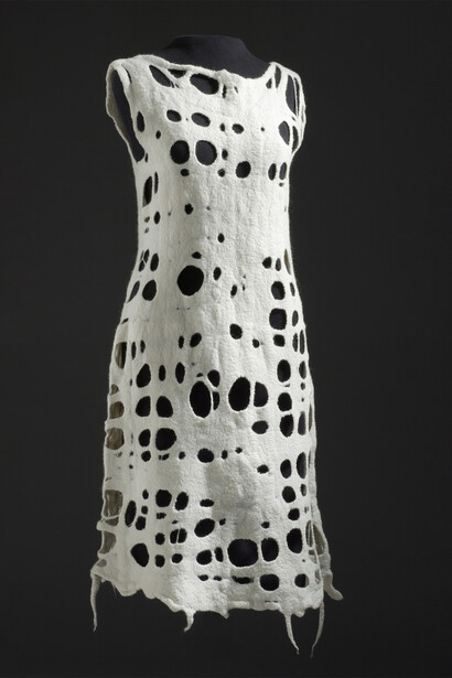 Andrea Zittel, White felted dress #3. Avec l'aimable autorisation de la Galerie nationale du Canada