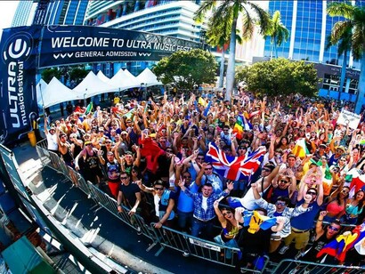 Ultra Music Festival. El público accediendo a uno de los escenarios donde se celebra el festival