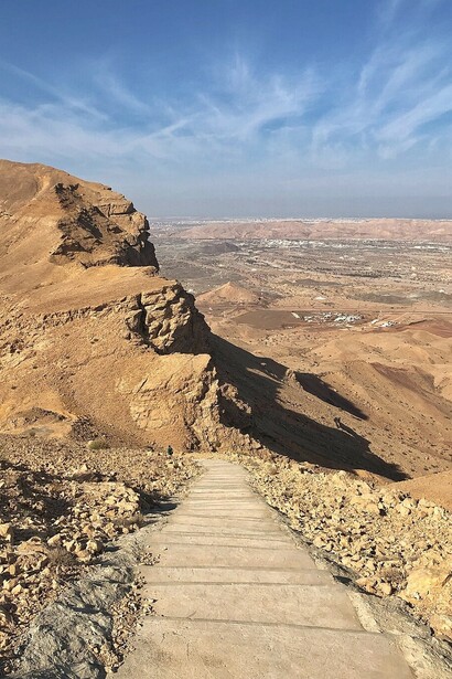 Un sentiero escursionistico a scale che scende attraverso le montagne di Al Hajar, Oman