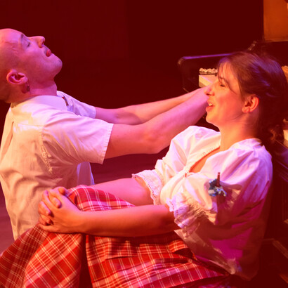 Melanie Dörig und Meinrad Koch beim Theaterstück "Wiibli und Mannli". Bild: Extra-Mile-Films