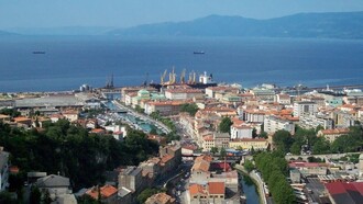 Fiume, Rijeka in croato, fu parte del Regno d'Italia dal 1924 al 1945 come capoluogo dell'omonima provincia per poi passare alla Jugoslavia nel 1947, e dopo la dissoluzione di quest'ultima, alla Croazia nel 1991